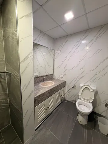 Central City East Tower: Bathroom