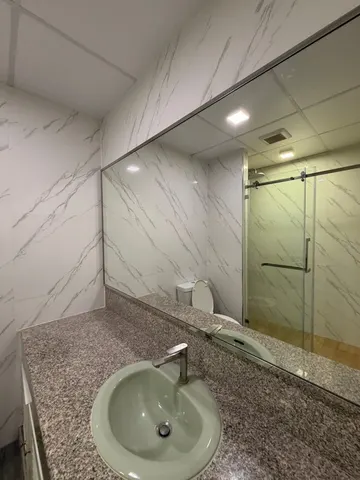 Central City East Tower: Bathroom