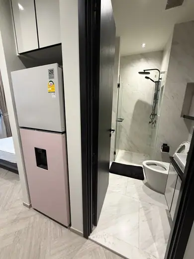 Chapter Charoennakhon-Riverside: Bathroom