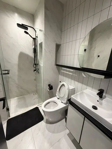 Chapter Charoennakhon-Riverside: Bathroom
