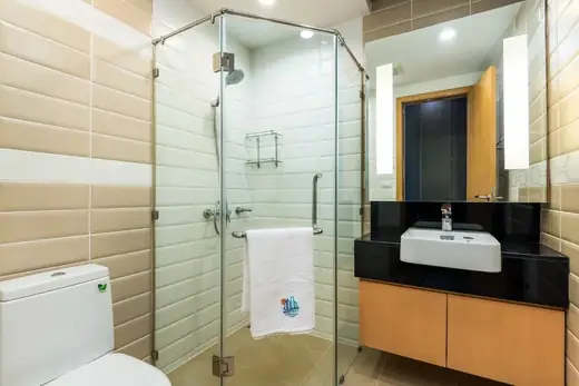 Circle Condominium: Bathroom