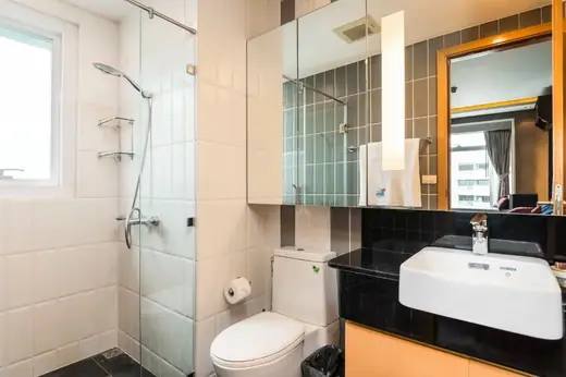 Circle Condominium: Bathroom