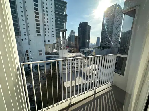 HQ by Sansiri Thonglor: Balcony