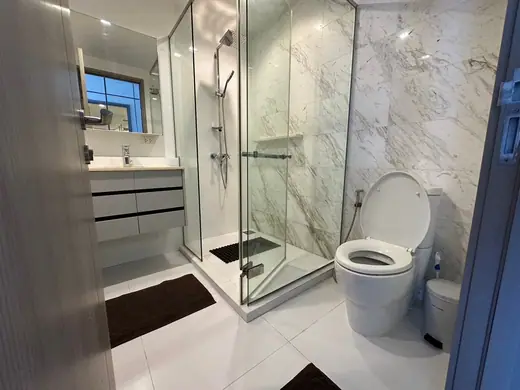 HQ by Sansiri Thonglor: Bathroom