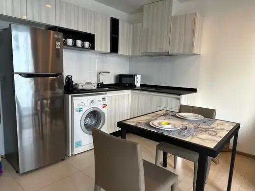 HQ by Sansiri Thonglor: Kitchen