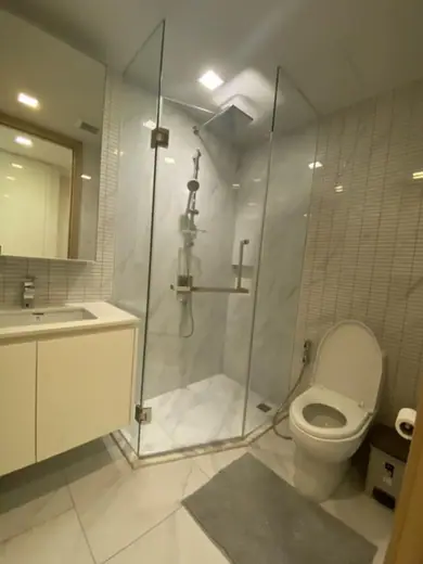Hyde Sukhumvit 11: Bathroom