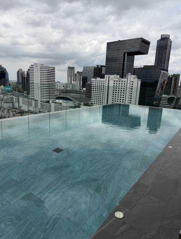 KnightsBridge Space Rama 9: Swimming Pool