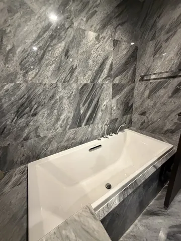 The Monument Sanampao: Bathroom