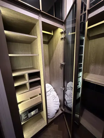 The Monument Sanampao: Closet