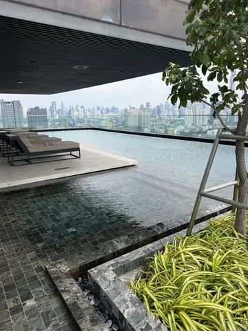 The Monument Sanampao: Swimming Pool