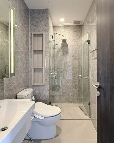Noble Around Ari: Bathroom