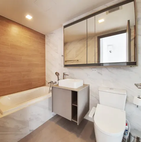 Taka Haus Ekamai 12: Bathroom