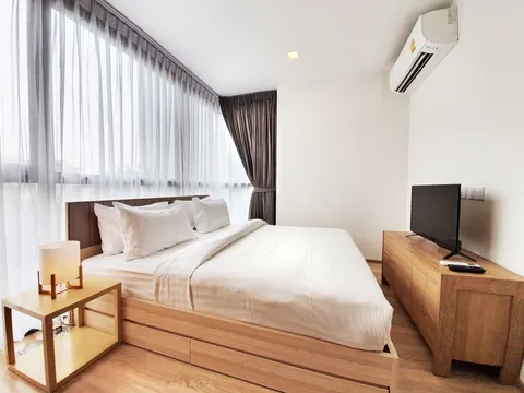 Taka Haus Ekamai 12: Bedroom