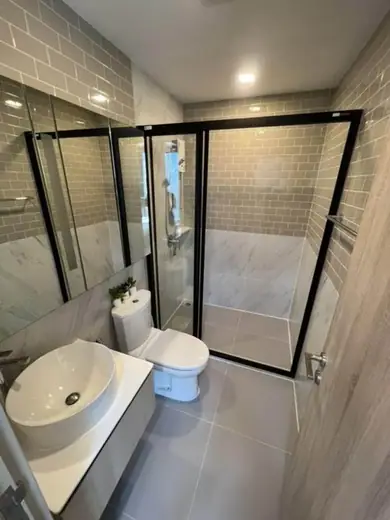 XT Phayathai: Bathroom